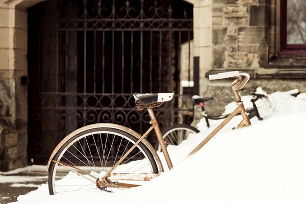 Bicicletta in inverno all ingresso dell edificio