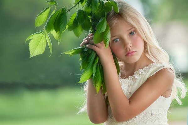 Belle fille avec une branche verte