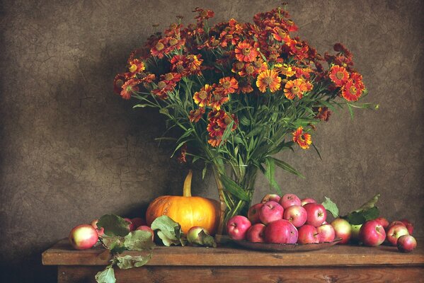 Herbst-Stillleben. Äpfel, Kürbisse und Herbstblumen
