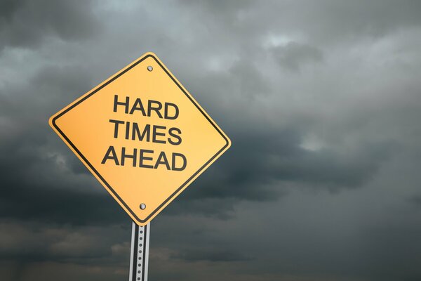 Inscription devant les temps difficiles sur fond de nuages