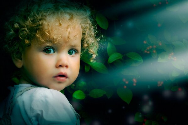 Bébé blond sur fond de pétales verts