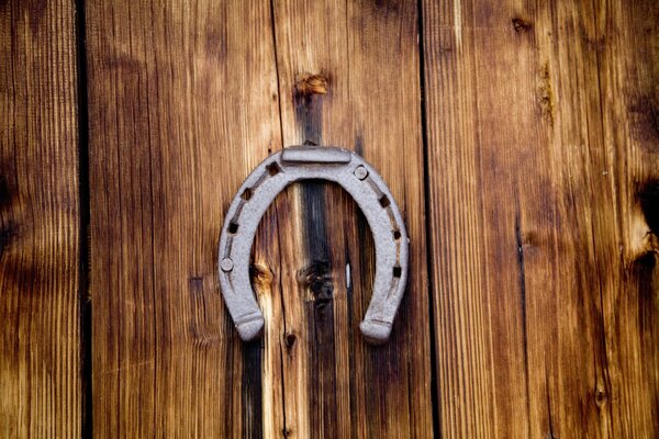 Ferro di cavallo che pesa su una parete di legno