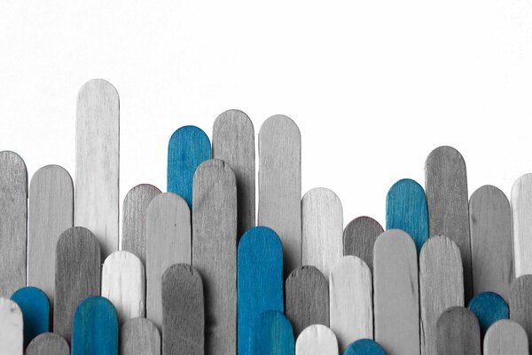Image de bâtons multicolores debout dans une rangée