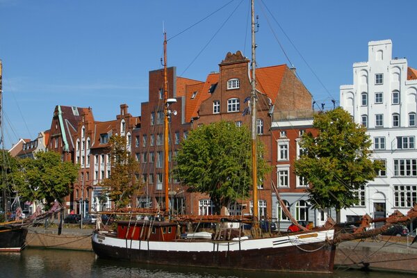 Terraplén en Alemania. Velero. Río. P
