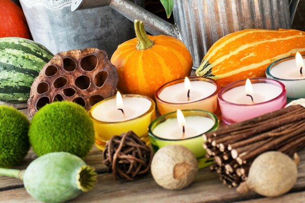 Composizione autunnale decorativa di candele