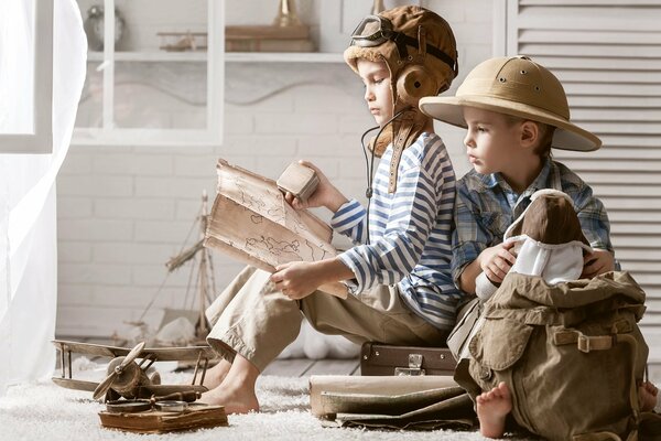 Los niños juegan a las lecheras del avión