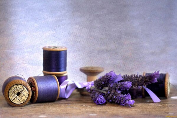 Bobinas de hilo de color lavanda hermosa con ramita de lavanda