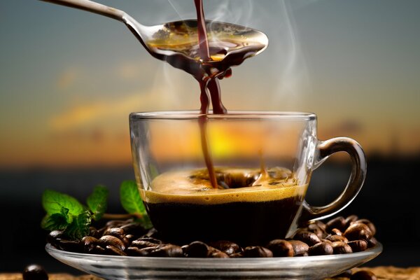 Stillleben zum Thema Kaffee - der Prozess des Kaffeebrauens
