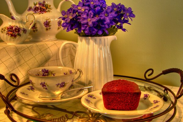 Table sur elle nappe stand fleurs plateau et thé ensemble