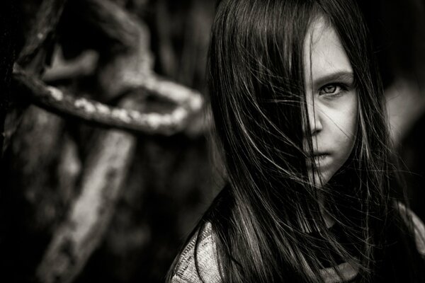 Foto en blanco y negro de una hermosa niña