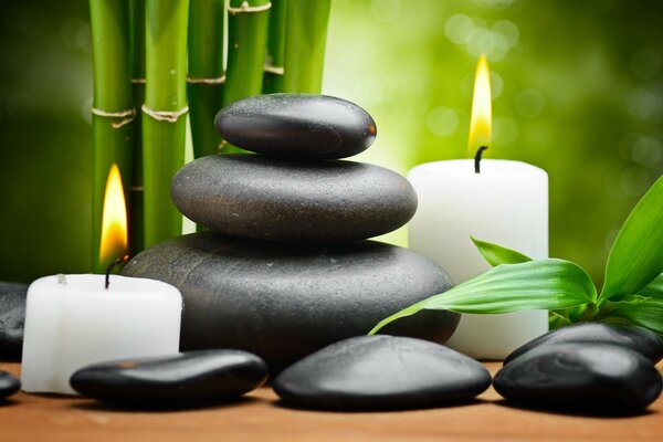 Bambou avec des feuilles et des pierres de spa. Relaxation maximale