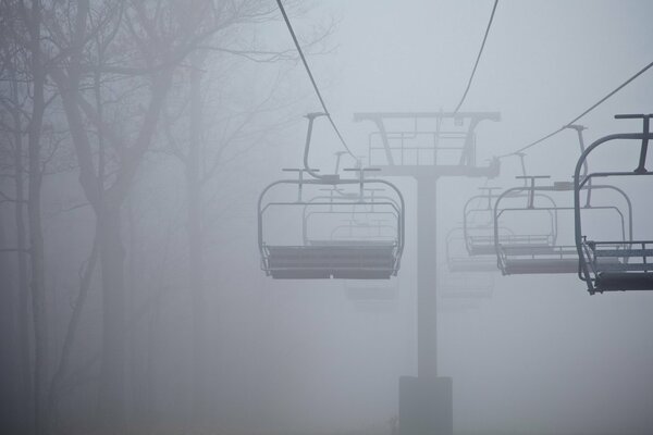 Teleférico oculto por la niebla
