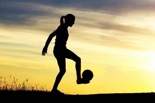 Schöner Hintergrund. mädchen mit einem ball im Hintergrund der Morgendämmerung