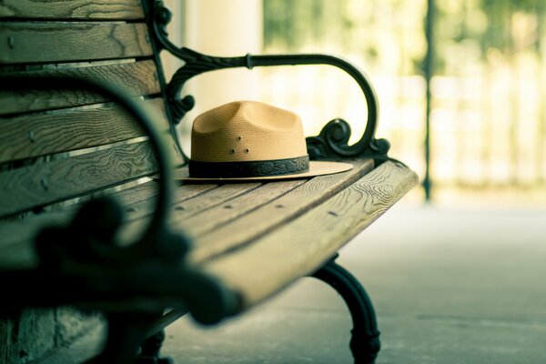 Cappello a tesa larga dimenticato in panchina