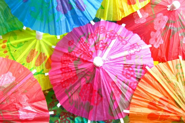 Bouquet de parapluies multicolores pour cocktails