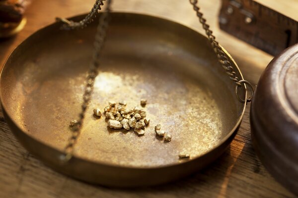 Bol de balance en métal avec des grains d or