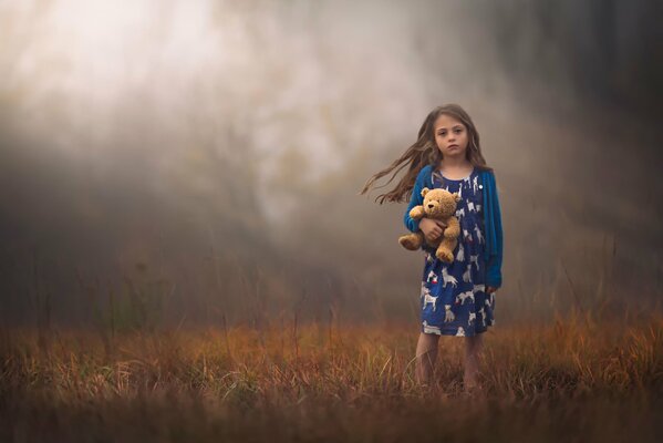 Ein Mädchen mit einem Teddybär auf dem Hintergrund der Propheten