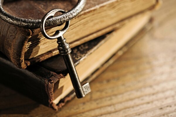 Libro antico con chiave sull anello