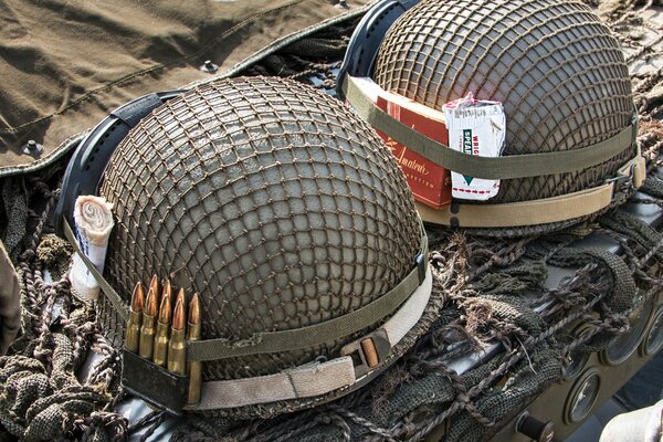 Dos cascos del ejército y un conjunto de soldados