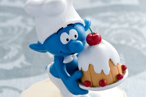 Puffo carino con un delizioso cupcake