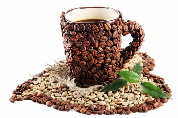 Tazza di chicchi di caffè su sfondo bianco