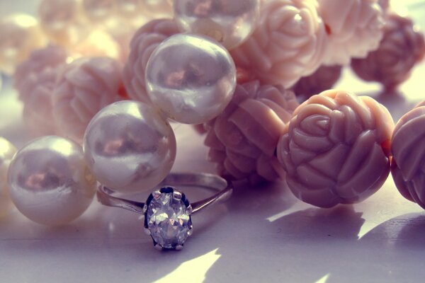 Anillo de diamantes y perlas