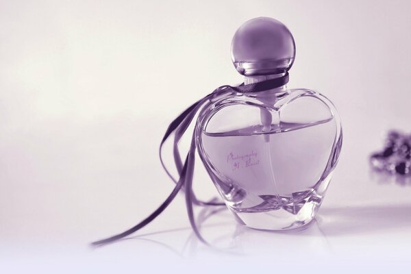 Eau de toilette viola su sfondo chiaro