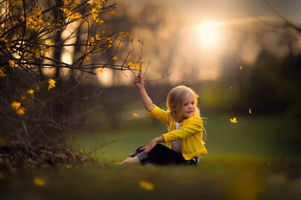 Ragazza con natura primaverile
