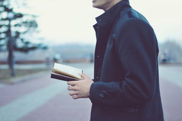 Ragazzo con un libro fotografo Elena yumrihina