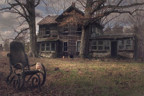 Une photo effrayante d une maison ancienne et mystérieuse