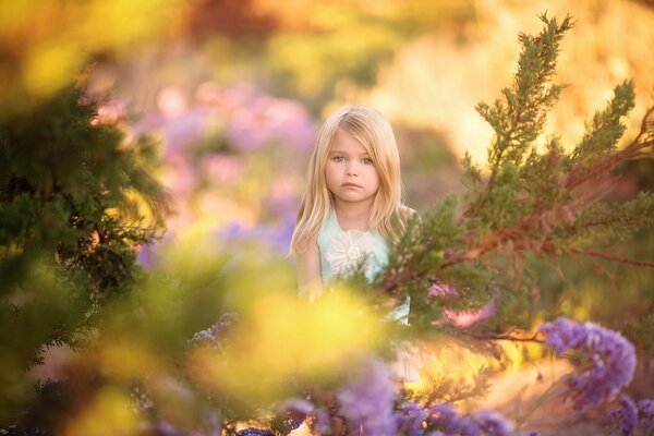Fille sur fond de nature printanière