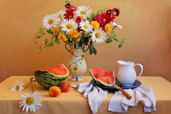 Nature morte représentant un vase avec des fleurs sauvages et une pastèque