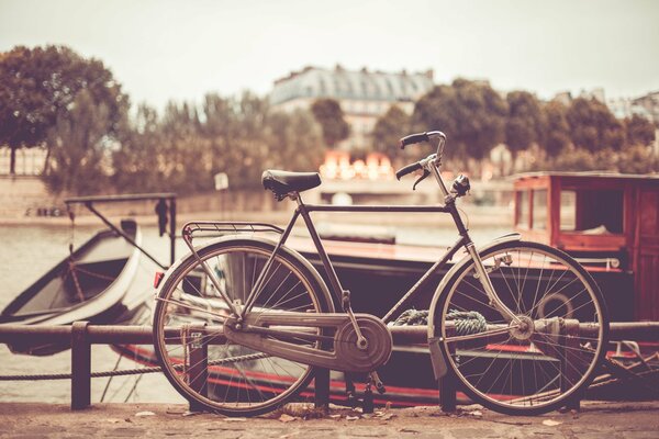 Vélo noir abandonné au quai, sépia