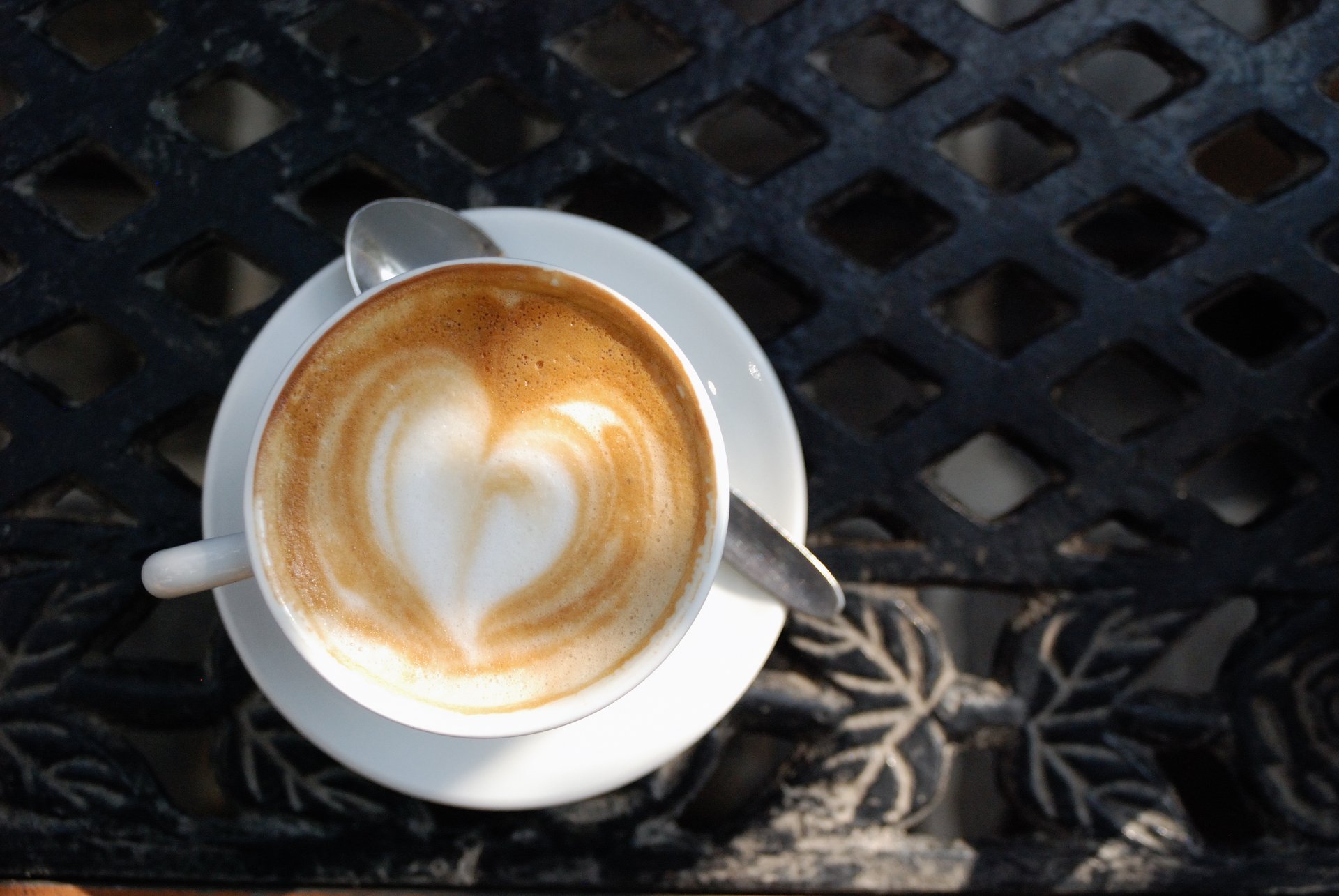 untertasse tasse löffel cappuccino schaum herz trinken