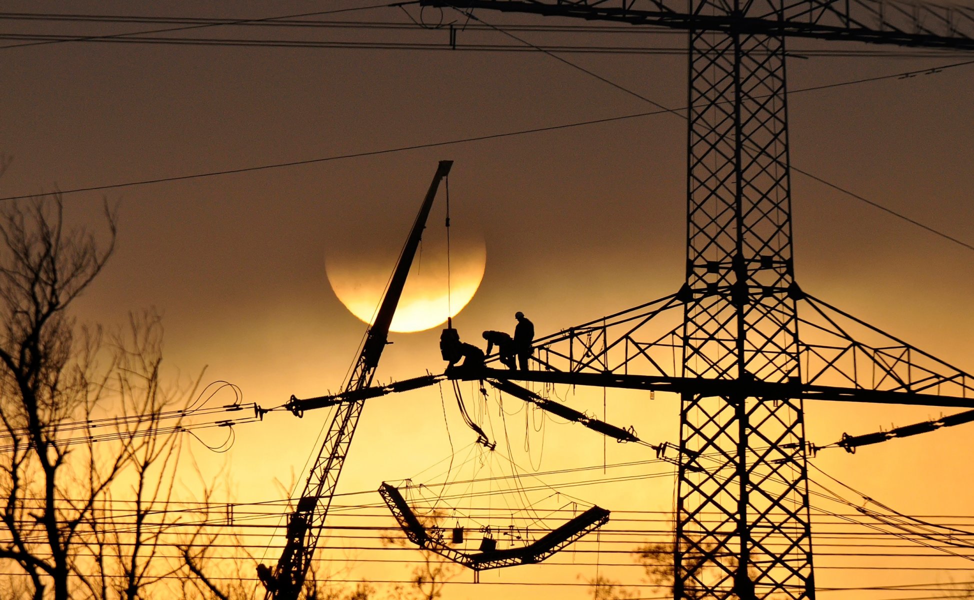 líneas eléctricas sol cables electricistas trabajo