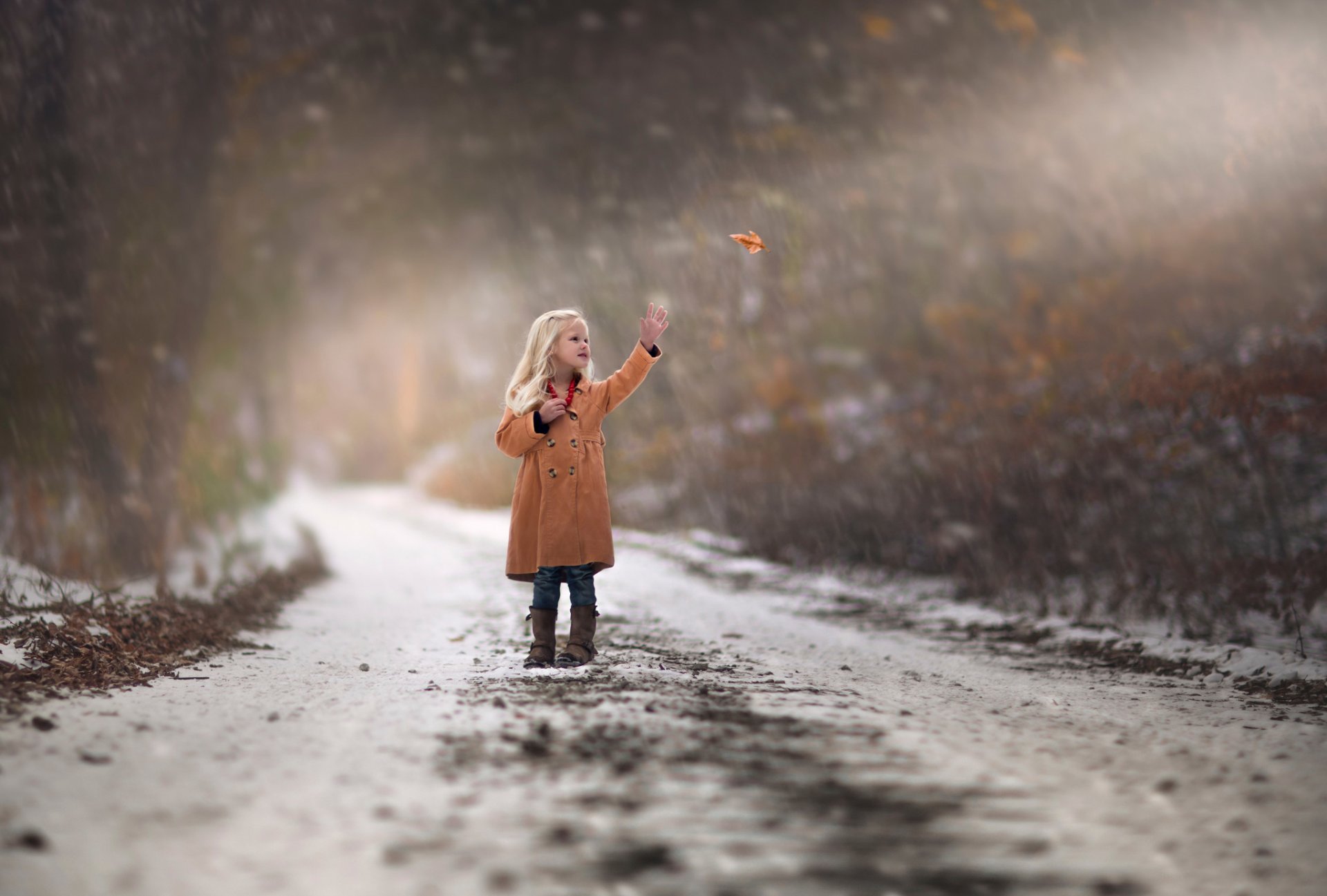 ragazza autunno foglia neve