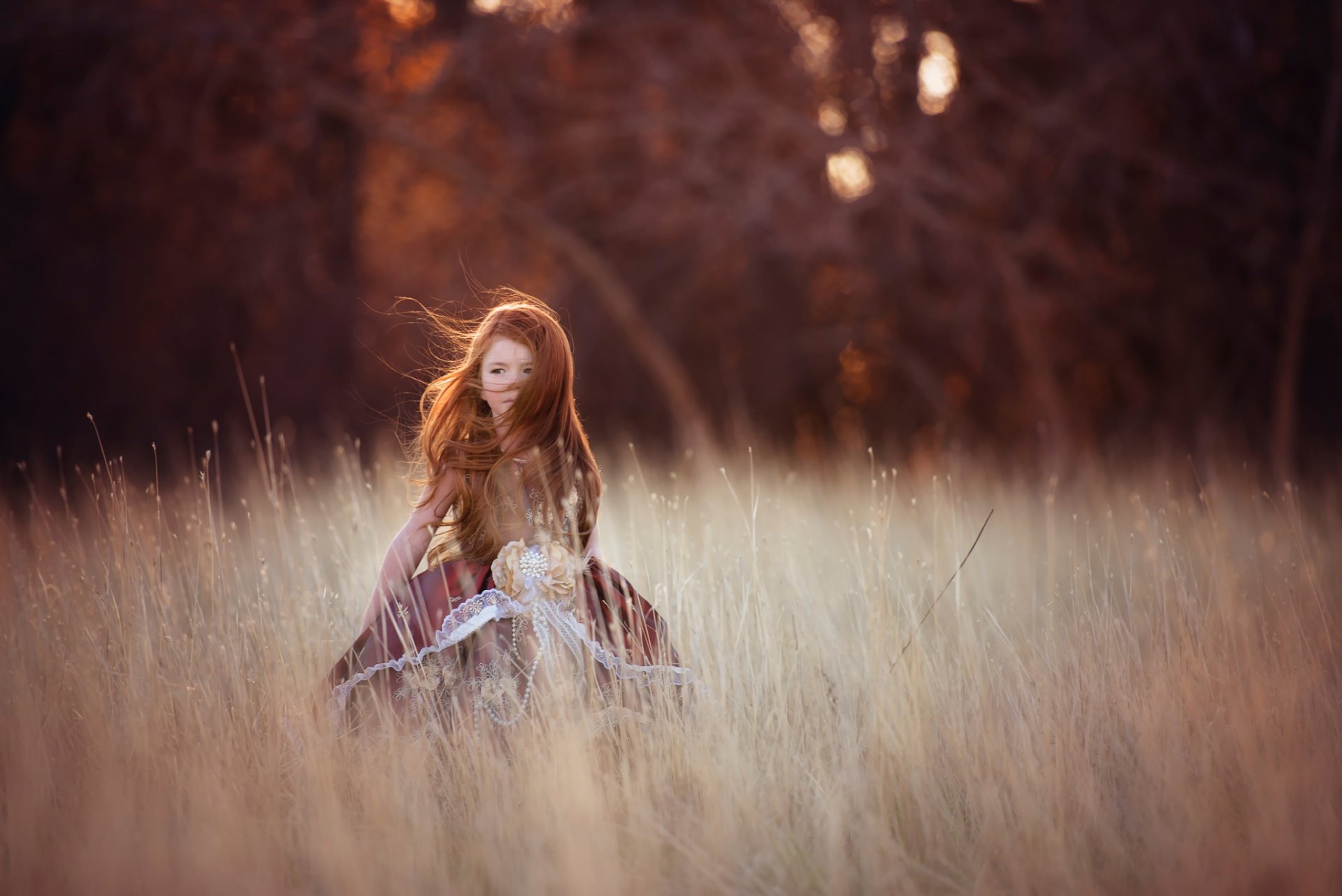 fille rousse vent champ