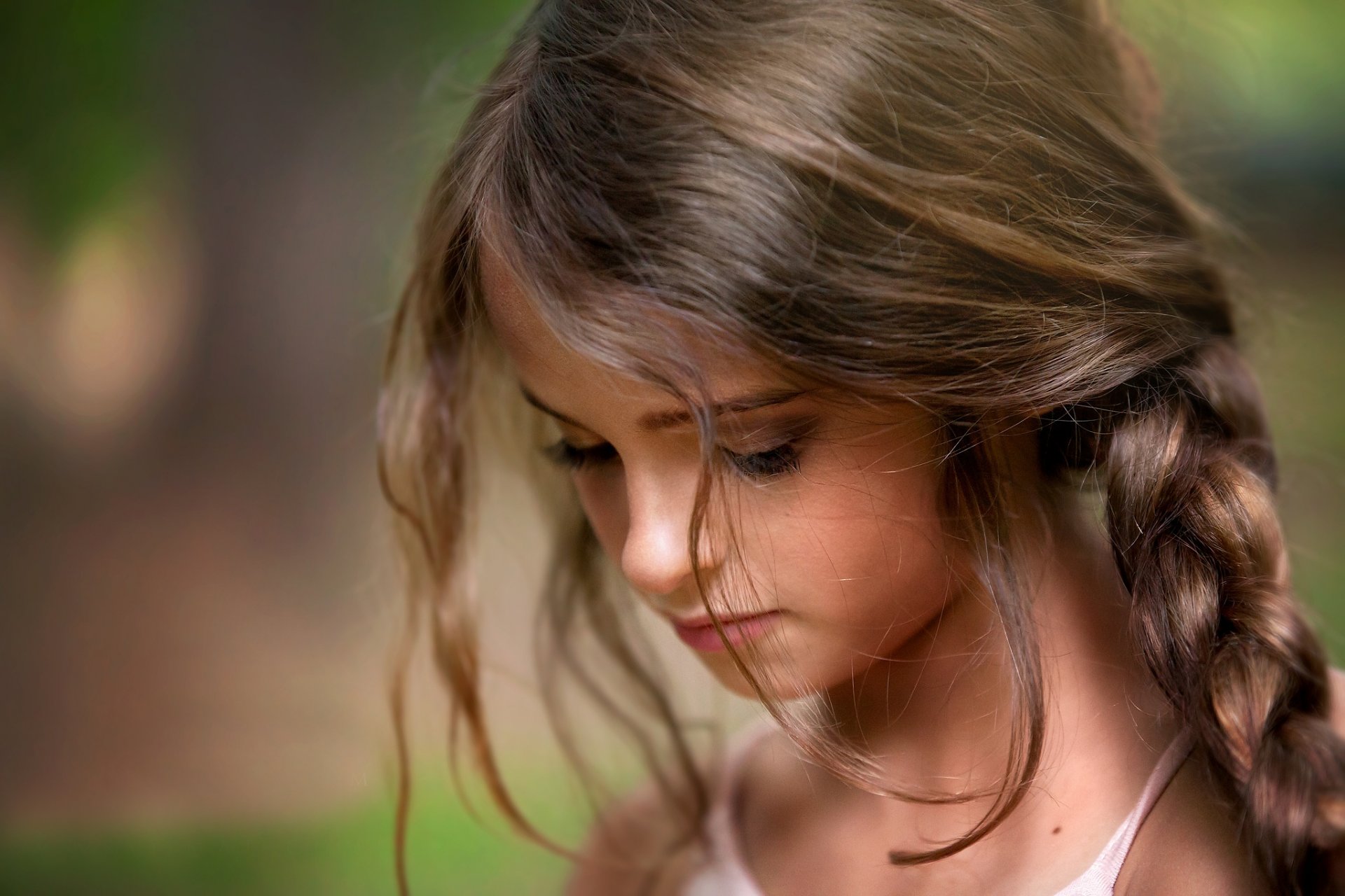 nachdenklich mädchen porträt locken kinderfotografie