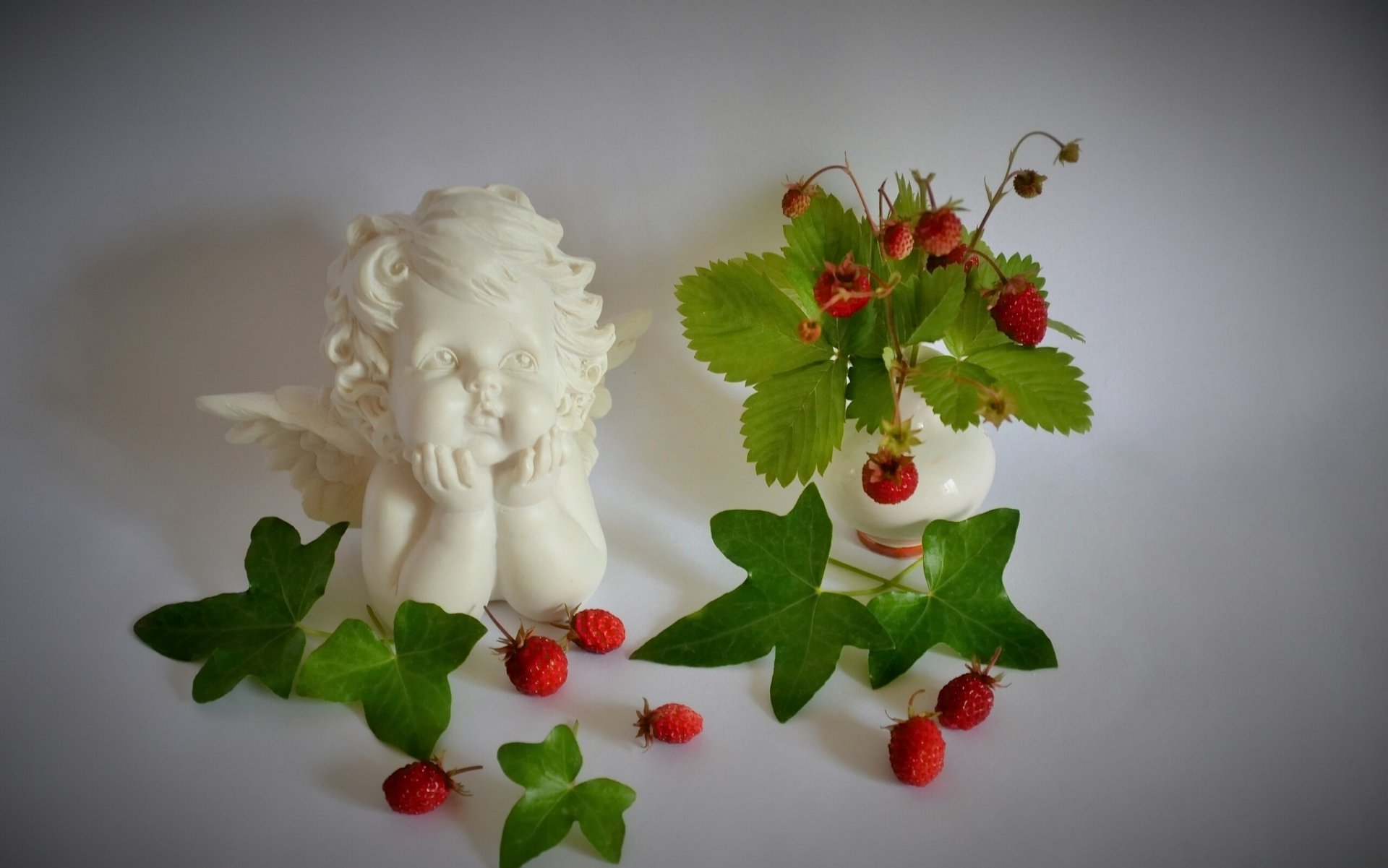 beeren erdbeeren statuette engel stillleben