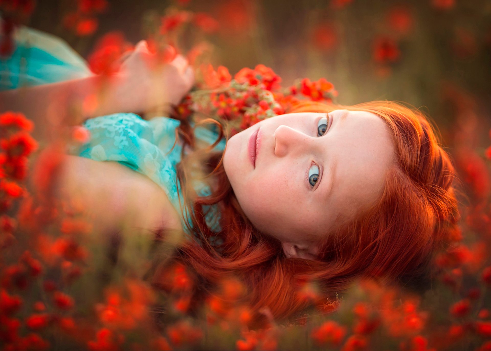 fille rousse taches de rousseur fleurs