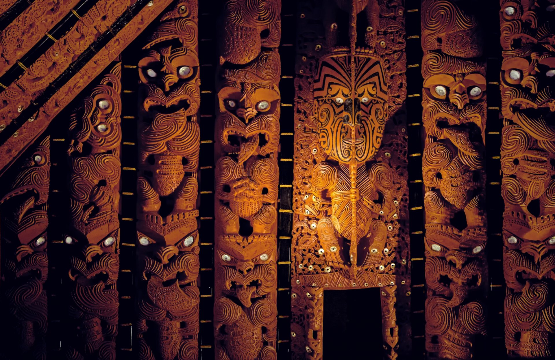 auckland memorial museum nouvelle-zélande sculpture en bois watching eyes maori