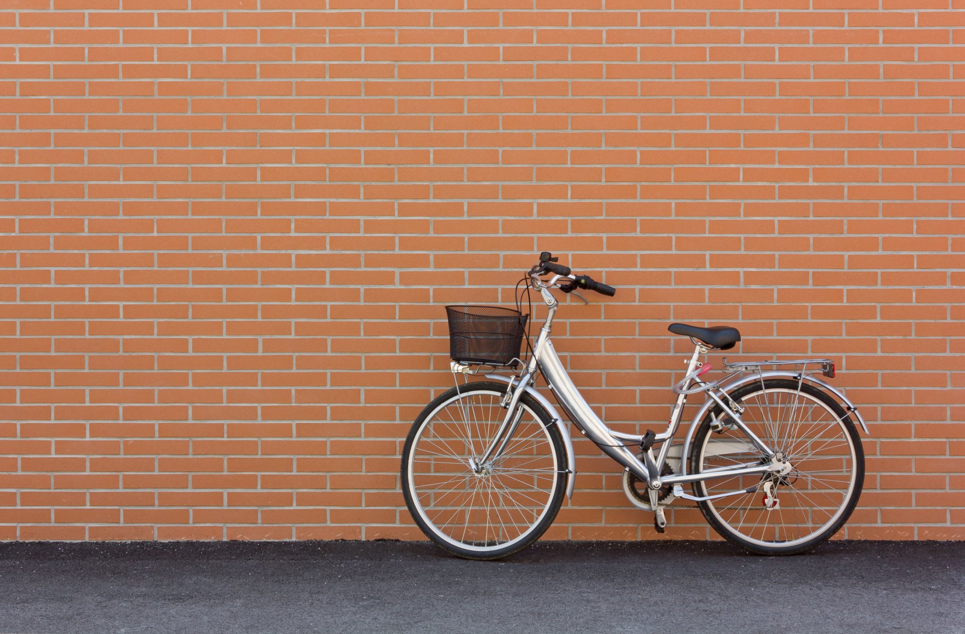 estado de ánimo urbano plata bicicleta frente karzina estacionamiento recreación ladrillo pared hermoso fondo papel pintado