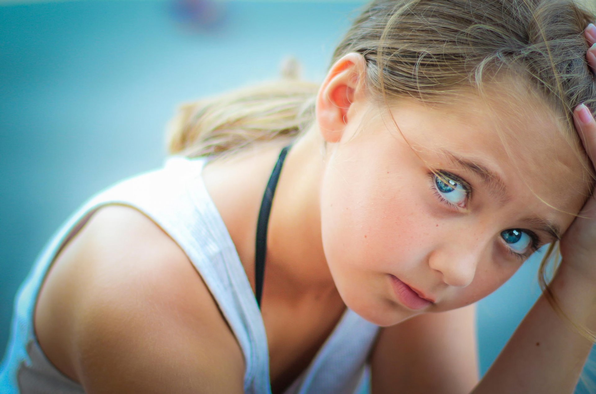 aux yeux bleus fille regard