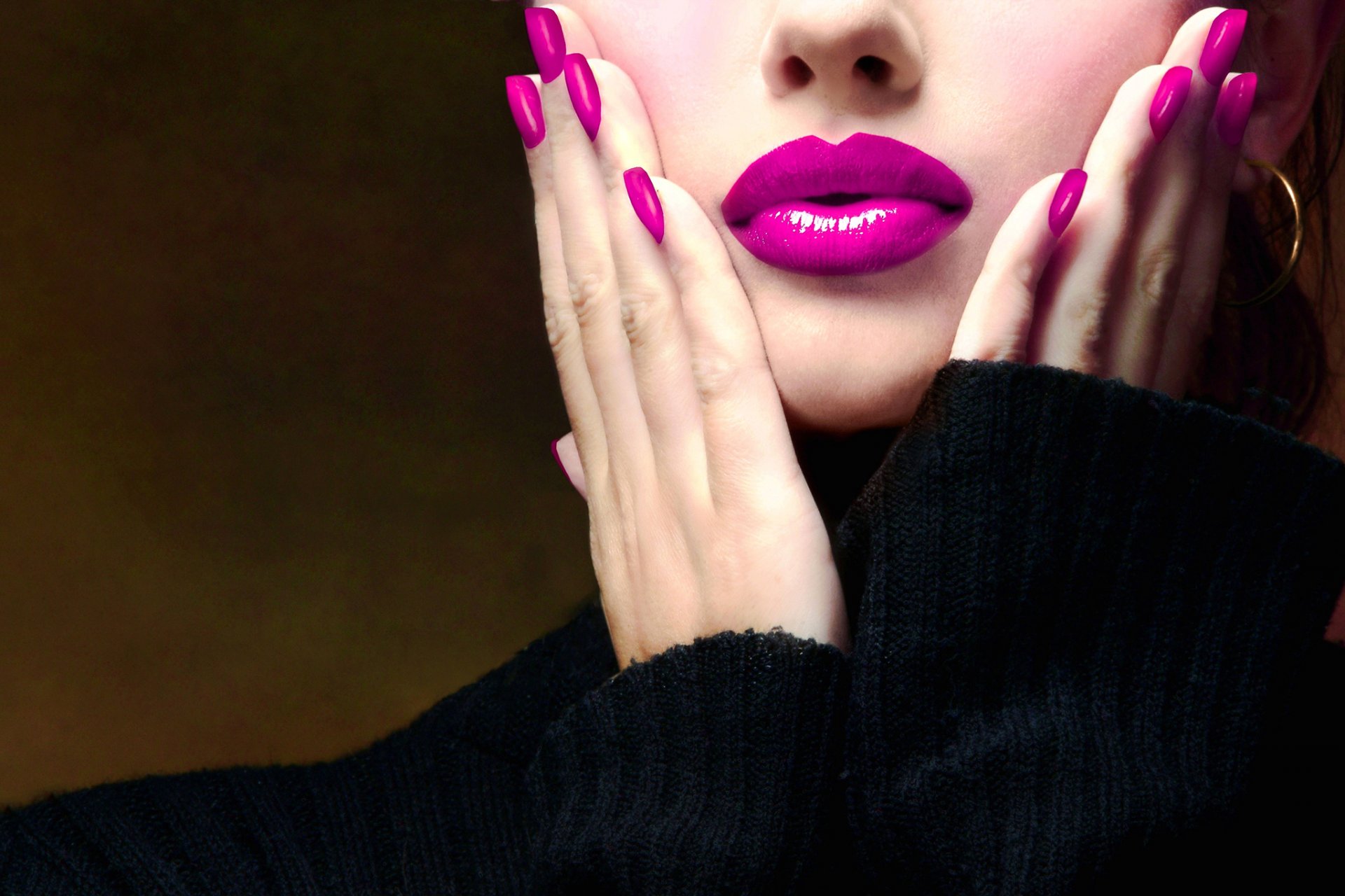 cara labios lápiz labial chica suéter dedos manicura