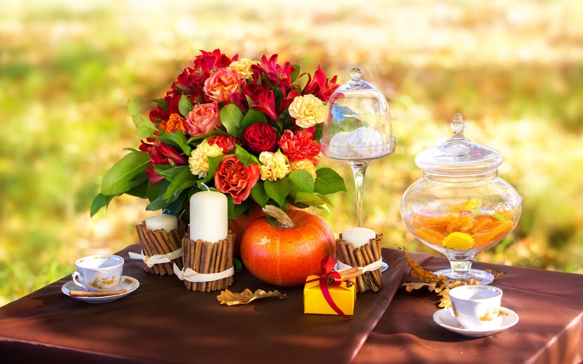 otoño picnic hojas flores rosas velas café