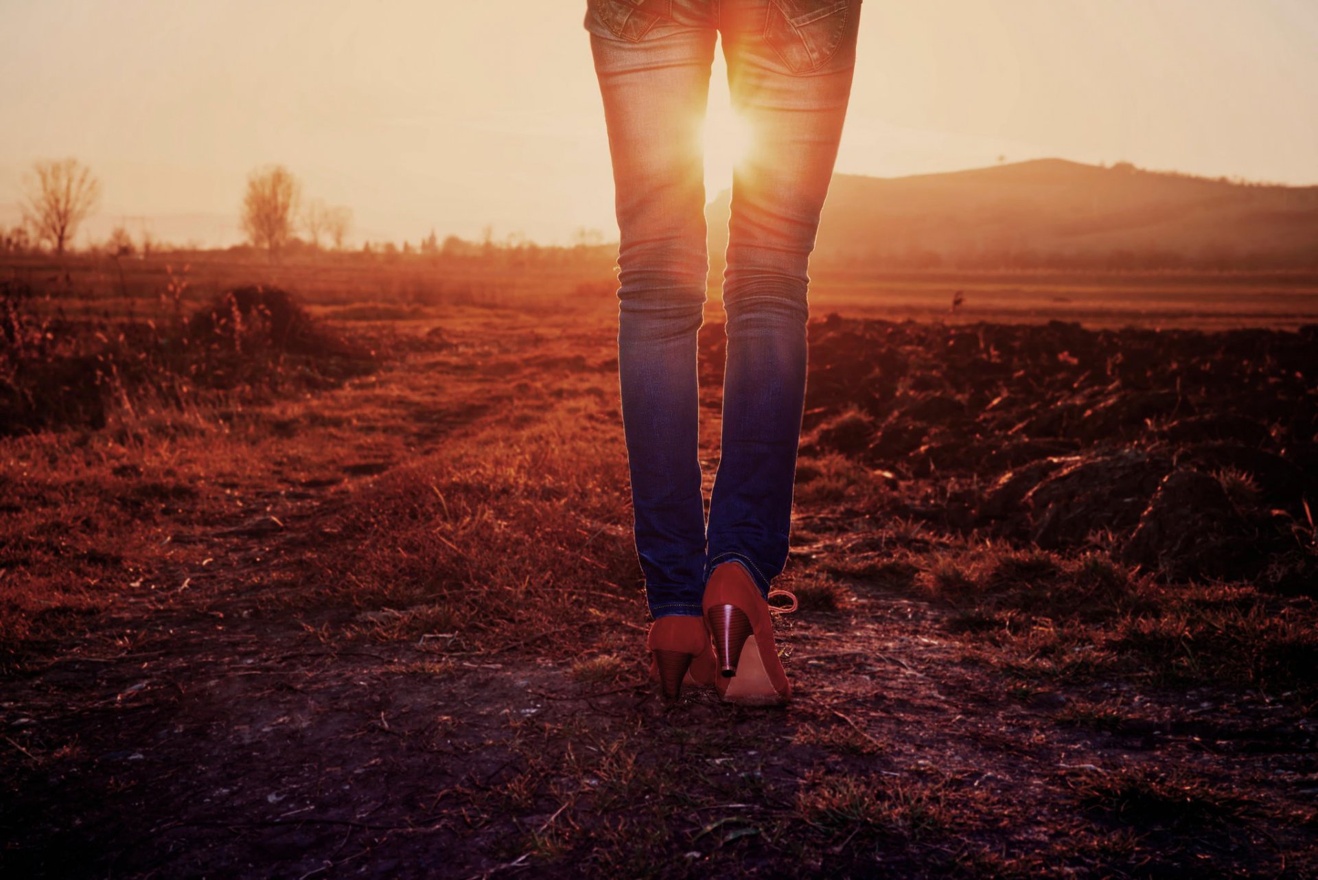 off-road fille jambes jeans soleil coucher de soleil