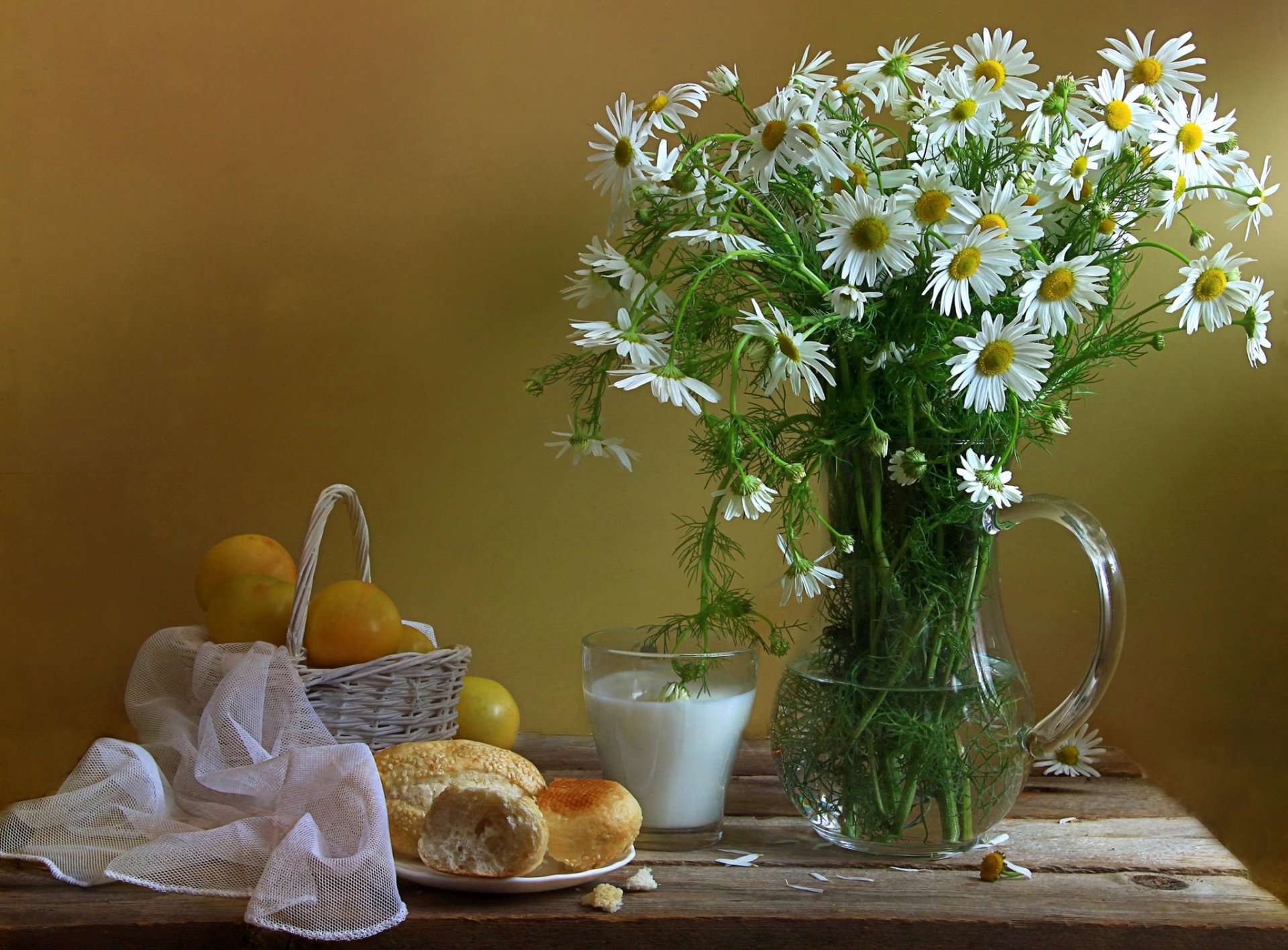 stillleben krug glas korb pflaumen blumen gänseblümchen brötchen milch