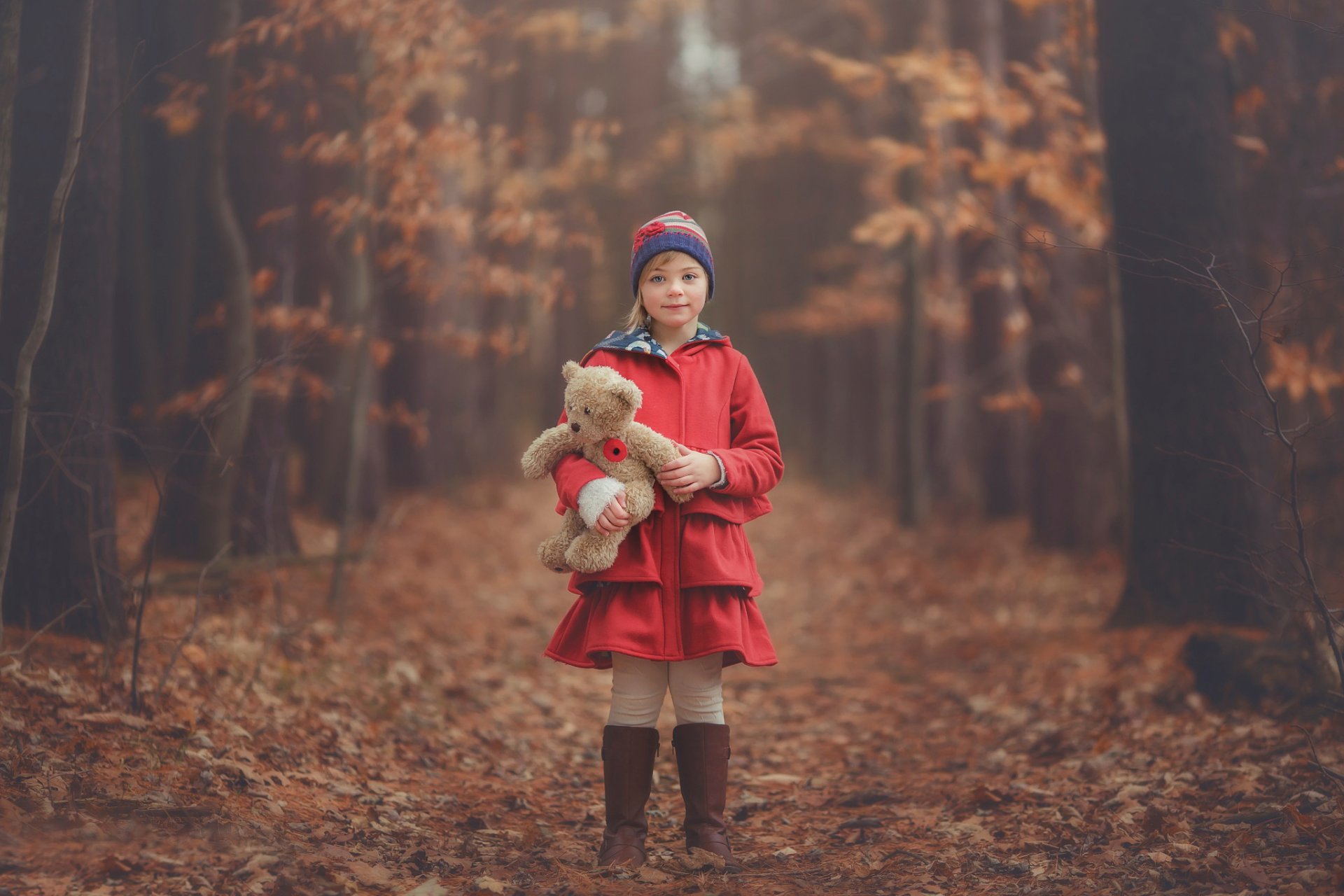 ragazza foresta autunno giocattolo orso