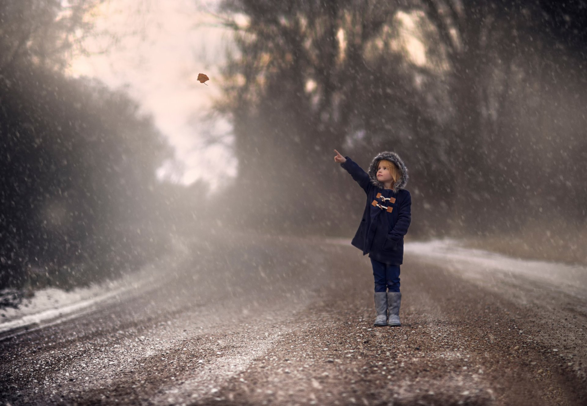 fille route automne feuille neige