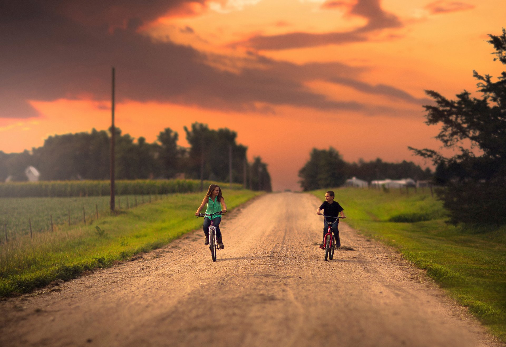 fille garçon route vélos